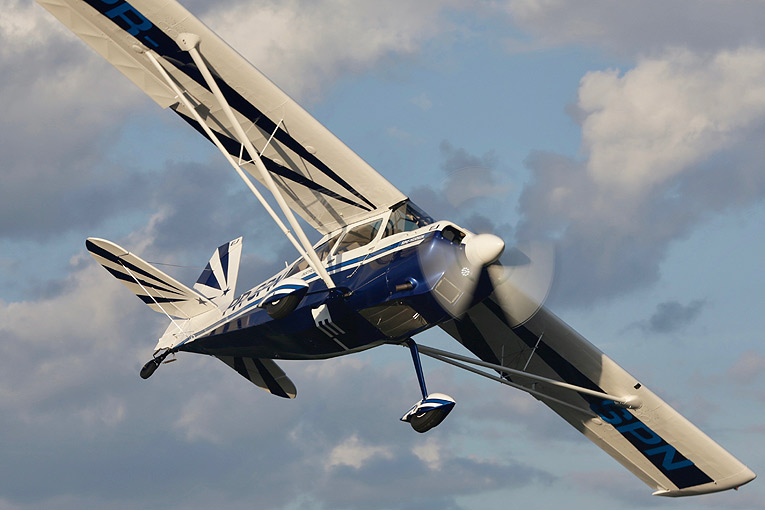 Pilotwing, O objetivo do jogo é fazer um curso de acrobacias aéreas, no  qual o jogador conta com um avião, paraquedas, asa-delta e uma espécie de  foguete portátil