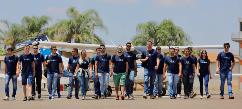 Curso Superior de Pilotagem Profissional de Aeronaves A Escola